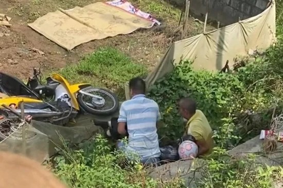 Phát hiện thi thể cô gái vẫn đội mũ bảo hiểm bên đường gom cao tốc ở Hưng Yên