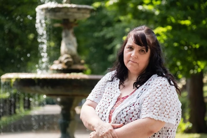 Hối hận vì bỏ chồng và 3 con để theo tình trẻ kém 18 tuổi-1