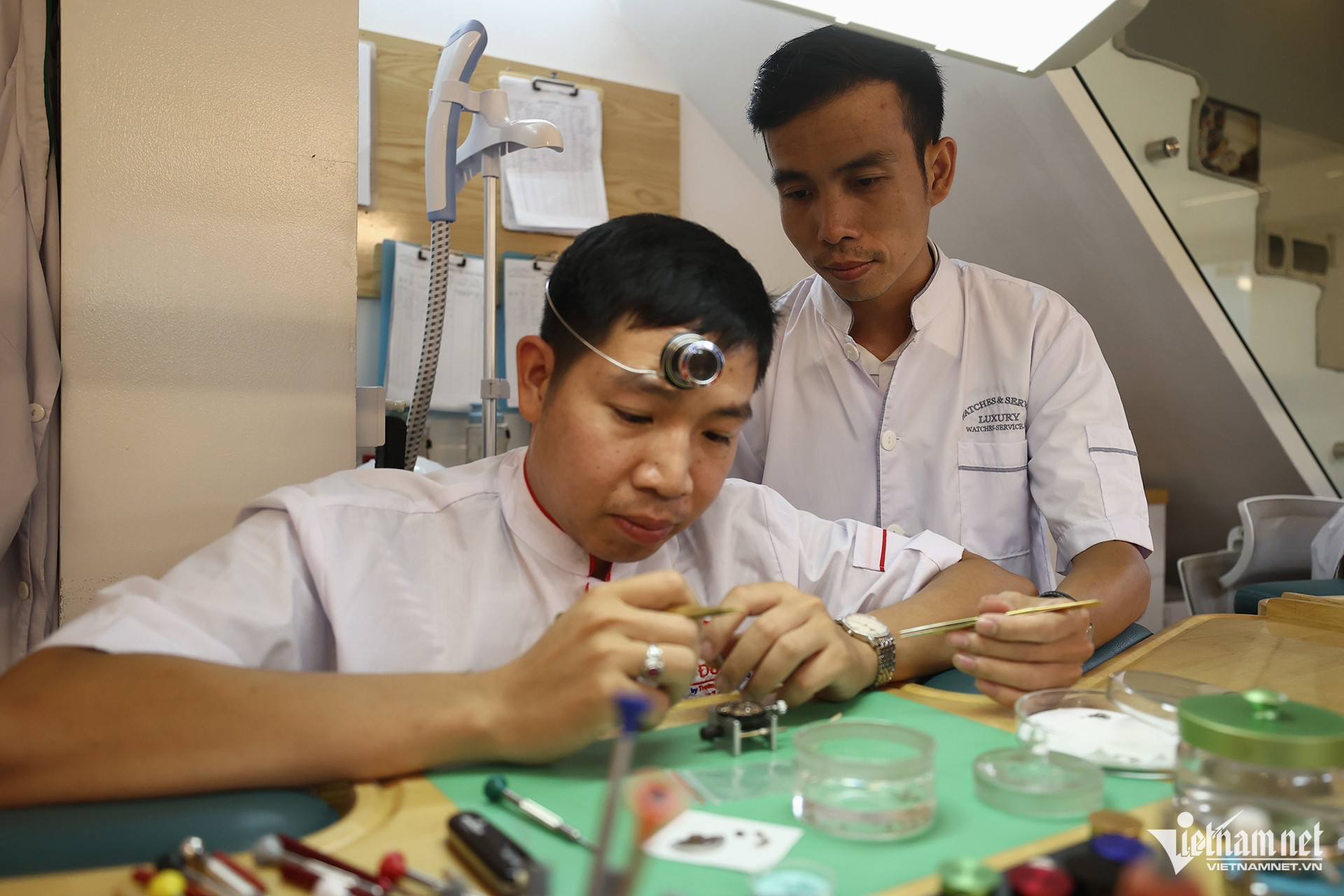 Thanh niên đánh giày trở thành thợ sửa đồng hồ tiền tỷ đất Hà Thành-11