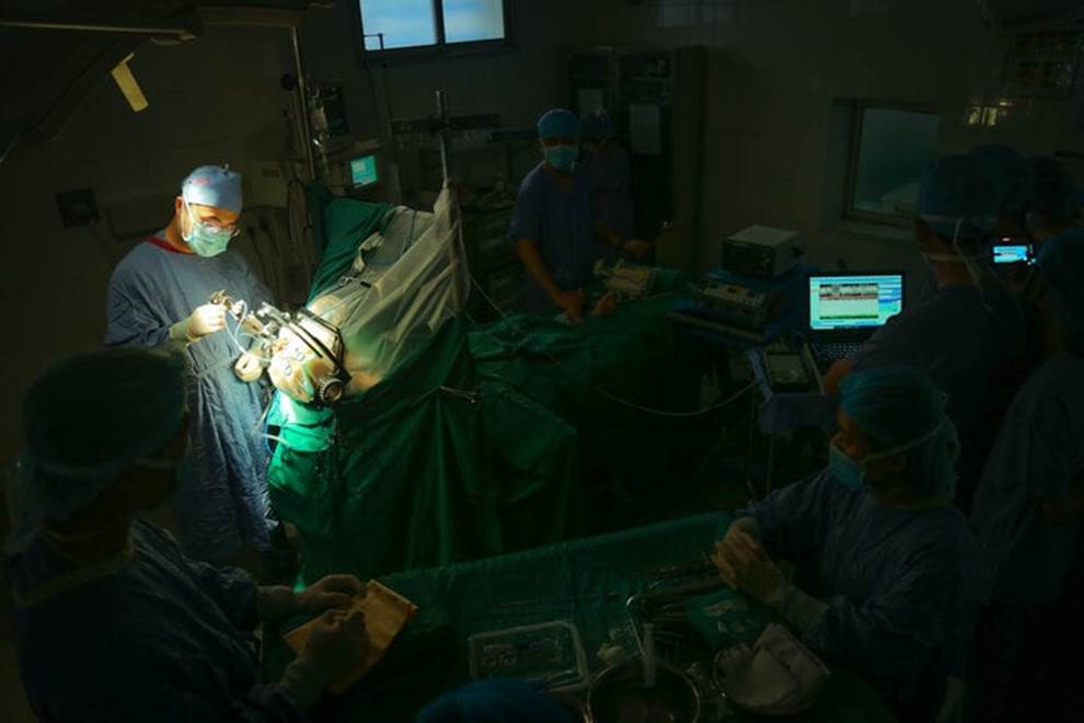 Ca phẫu thuật đặc biệt cho thanh niên 17 tuổi cơ thể cong như con tôm-10