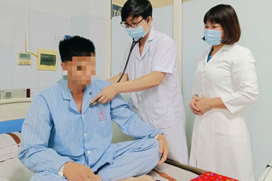 Người đàn ông trẻ phải đi cấp cứu giữa đêm trong đau đớn