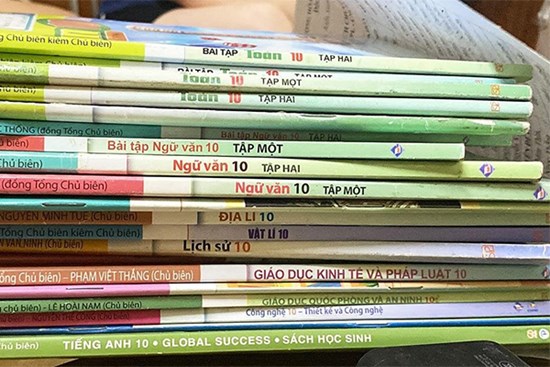 Cha của thí sinh từ đỗ thành trượt: 'Sách vở đã mua, giờ con tôi biết học ở đâu'