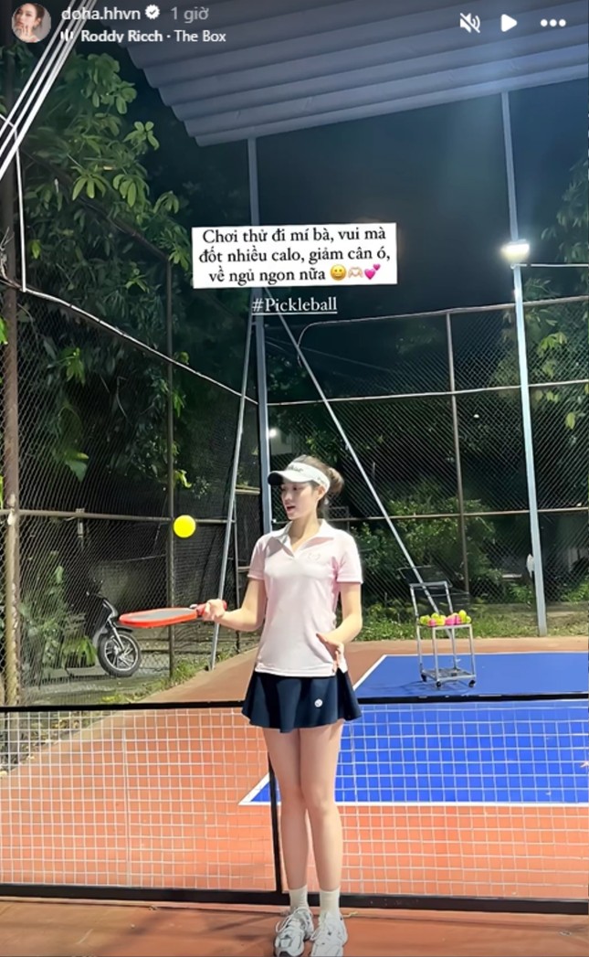 Hoa hậu Đỗ Thị Hà đổi trang phục tập pickleball cực xinh, tiết lộ lợi ích của môn này-3