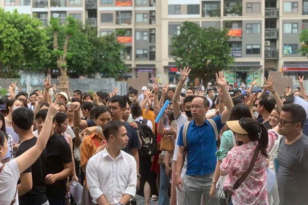 Phụ huynh Hà Nội quây trường xin học cho con, Phòng GD&ĐT lên tiếng?-1