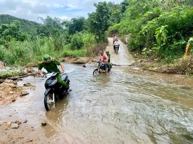 Bé 6 tuổi lạc gần 5 ngày trong rừng sâu: Khát uống nước suối, đói ăn lá cây và quả dại-1