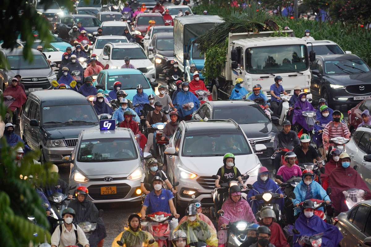 Đường phố Hà Nội kẹt cứng, người dân chật vật về nhà trong cơn mưa chiều-2