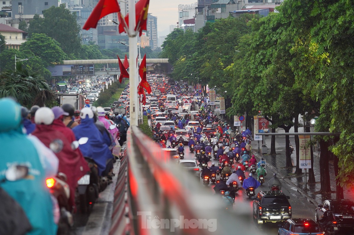 Đường phố Hà Nội kẹt cứng, người dân chật vật về nhà trong cơn mưa chiều-13