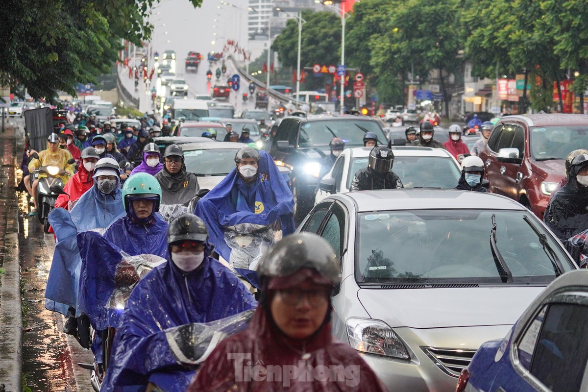 Đường phố Hà Nội kẹt cứng, người dân chật vật về nhà trong cơn mưa chiều-16