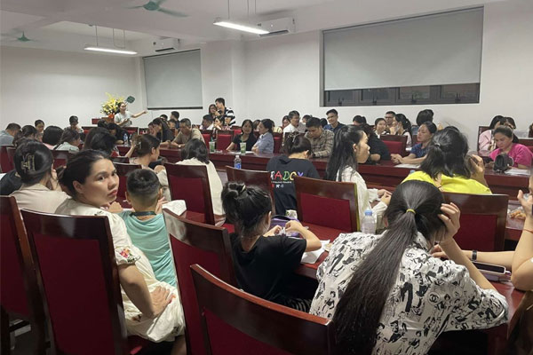 Vì sao hàng trăm phụ huynh vây Trường Tiểu học Tây Mỗ 3 tới nửa đêm?-3