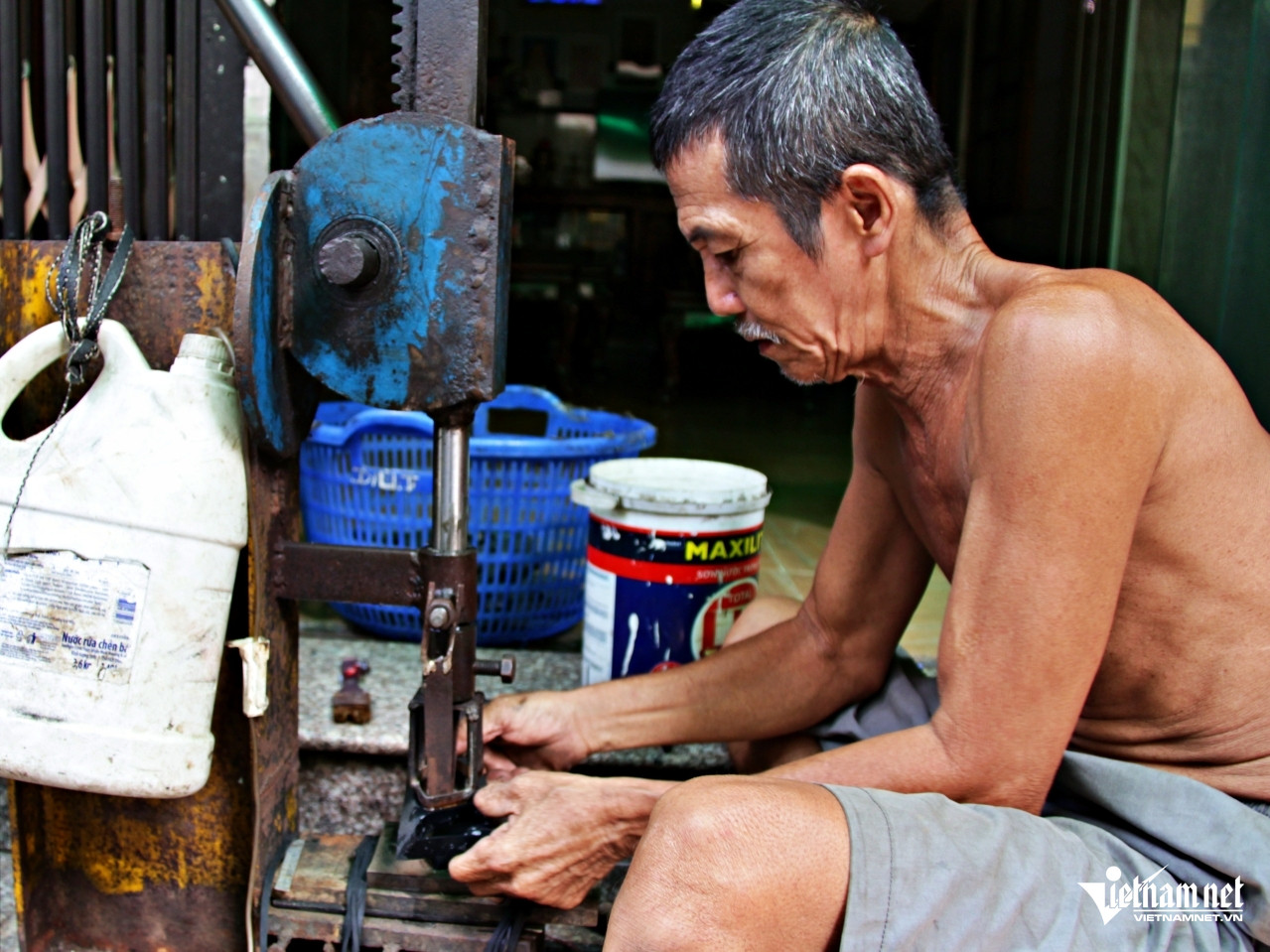 Xóm nghề lạ giữa lòng TPHCM, ai làm cũng dễ mang sẹo trên người-3