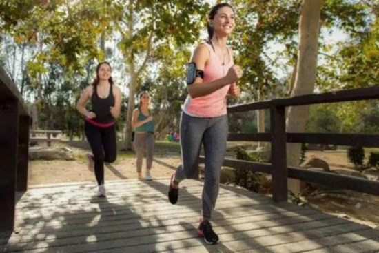 Chạy bộ 5km và đi bộ nhanh 5km, cách nào tốt cho sức khỏe hơn?