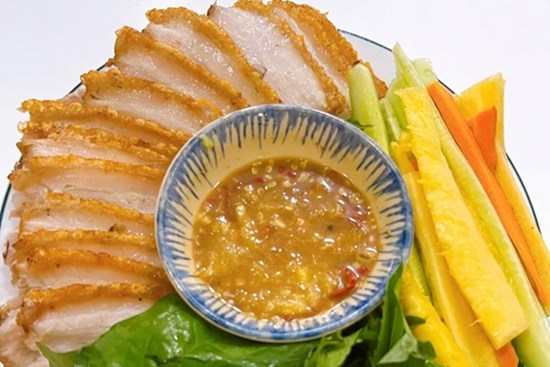 Làm thịt ba chỉ giòn bì phải ướp với 2 gia vị này, thịt vàng ươm, giòn tan