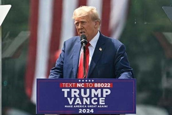 Cựu Tổng thống Donald Trump phát biểu phía sau kính chống đạn