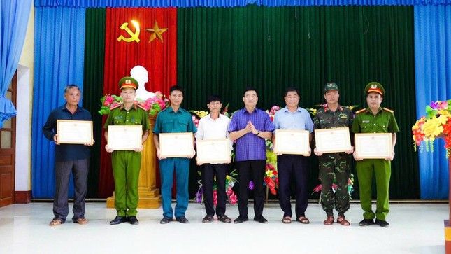 Bé 6 tuổi đi lạc gần 5 ngày trong rừng: Khoảnh khắc gọi mẹ vỡ òa-4