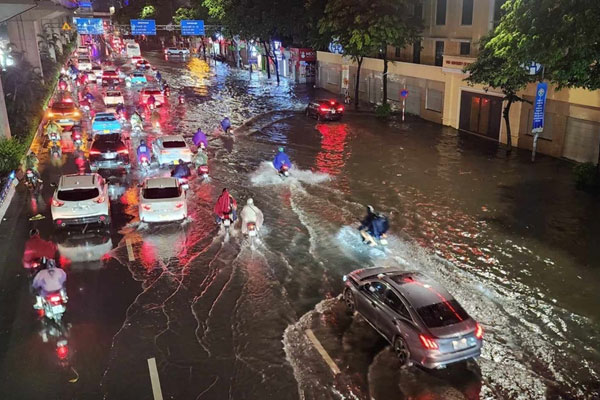 Thái Nguyên mưa lớn, nước ngập cuốn trôi cả ô tô-5