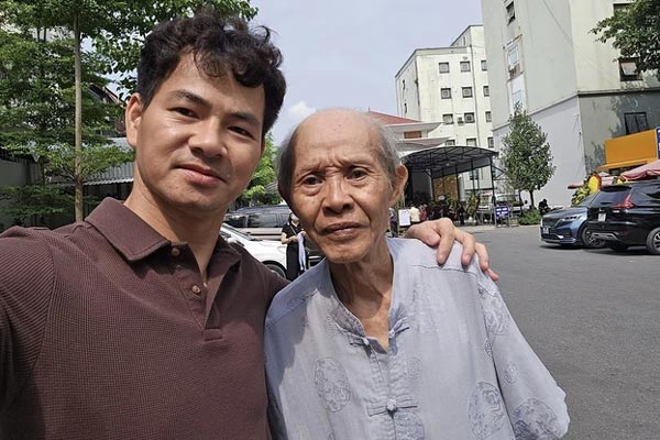 NSND Xuân Bắc cùng 2 con trai hỗ trợ dọn cây đổ trên phố sau bão Yagi-5