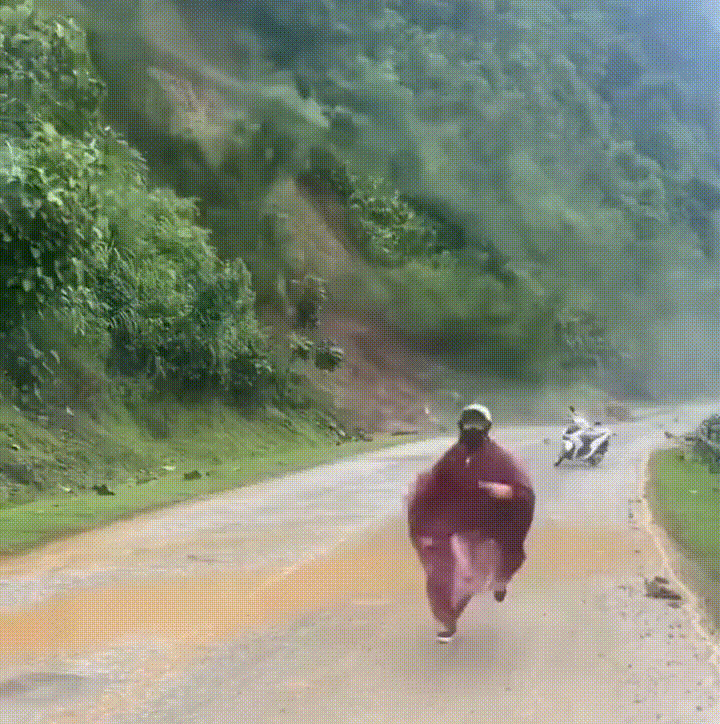 Cô gái bỏ lại xe máy, tháo chạy khỏi điểm sạt lở ở Sơn La-1