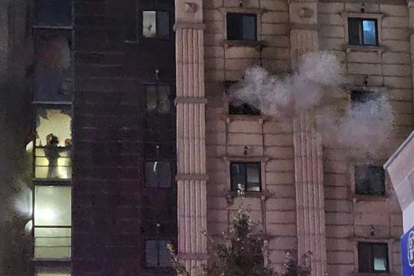 Lửa bao trùm xưởng mút xốp gần cây xăng và chợ ở Bình Dương-3