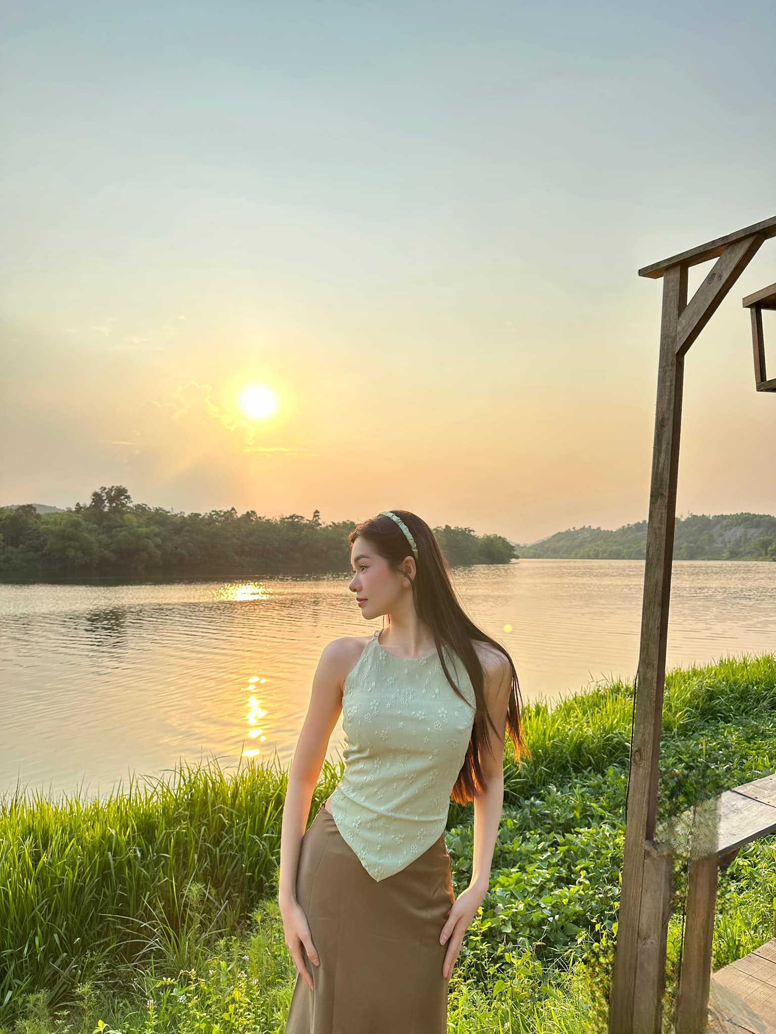 Vẻ nóng bỏng cuốn hút đời thường của cô bạn cùng phòng với Pu Đi giữa trời rực rỡ-5