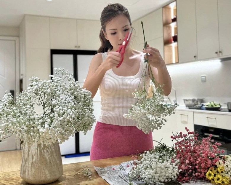 Đan Lê như tiên nữ khi cắm hoa sen-7