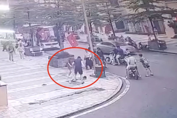 Hà Nội: Người đàn ông cầm điếu cày hành hung bảo vệ ở chung cư-1