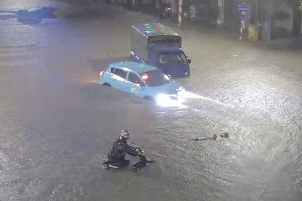 Xế hộp bị nước cuốn bập bềnh trên đường ở Bình Dương-3