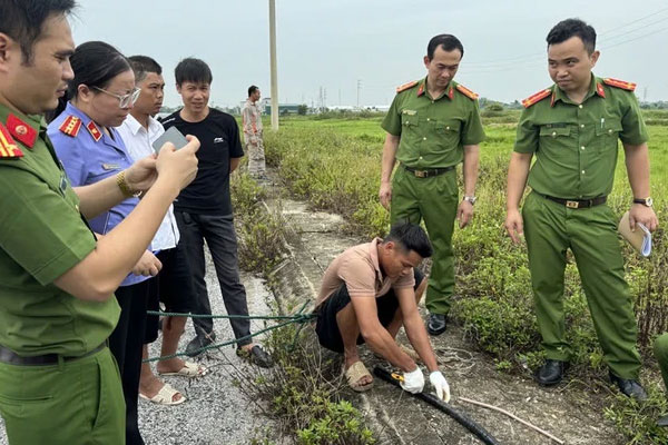 Kẻ trộm xe máy trèo qua cửa sổ khách sạn để trốn công an-3