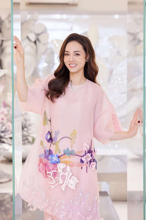 Vợ NSND Công Lý có làn da trắng hồng, căng bóng dù đã 36 tuổi-4