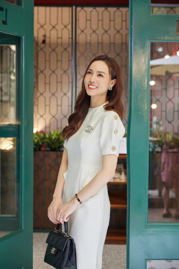 Vợ NSND Công Lý có làn da trắng hồng, căng bóng dù đã 36 tuổi-5