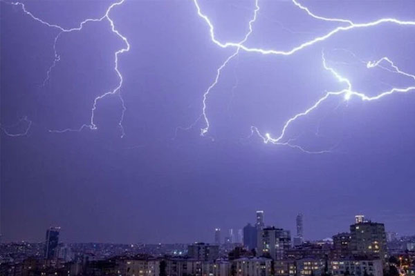 Đi đá bóng, 4 học sinh ở Hà Nội bị sét đánh-1