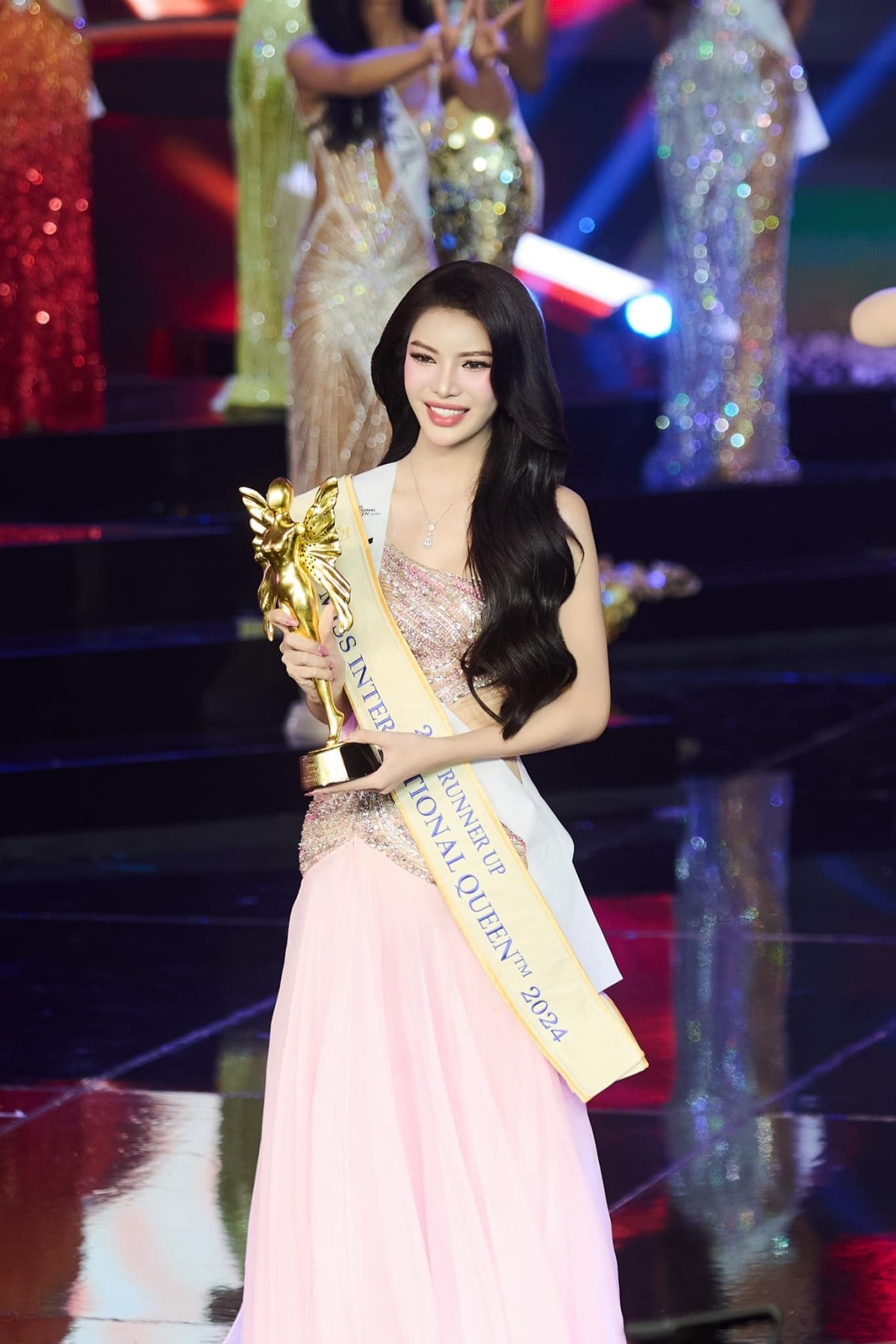 Huy Hoàng - người hỗ trợ Tường San trở thành Á hậu 2 Miss International Queen 2024-1