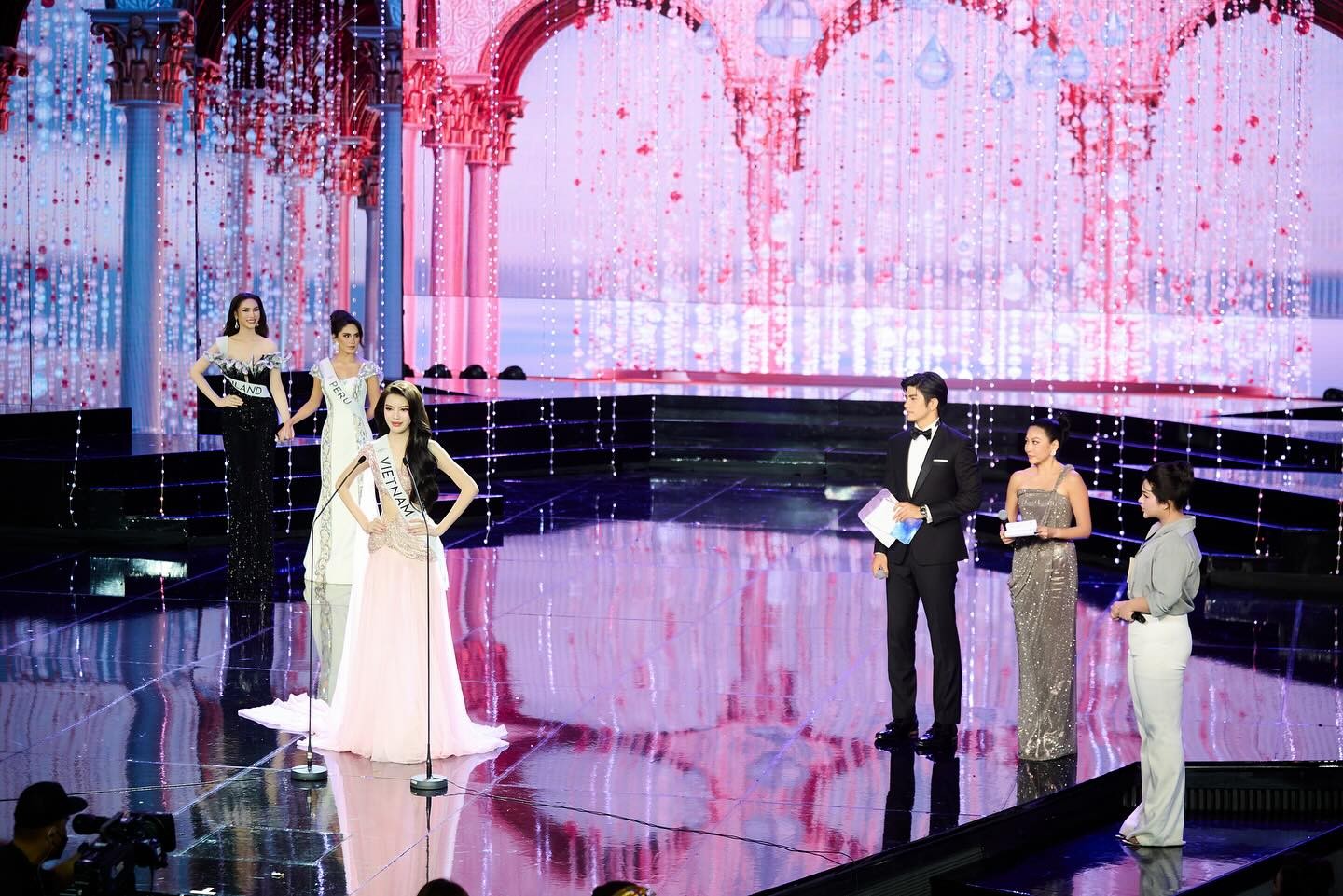 Huy Hoàng - người hỗ trợ Tường San trở thành Á hậu 2 Miss International Queen 2024-4