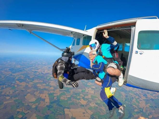 Bí quyết sống lâu của cụ bà 102 tuổi nhảy dù mừng sinh nhật: Đừng quên tiệc tùng-2
