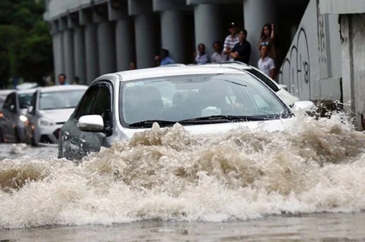 Kinh nghiệm lái xe đi qua đường ngập nước-1