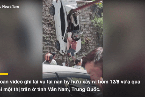 Người dân bắc thang giải cứu nữ tài xế bên trong ô tô treo lơ lửng trên cọc sắt