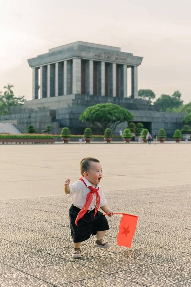 Đội hình búp măng non chụp ảnh trước lăng Bác gây sốt mạng vì quá đáng yêu-13