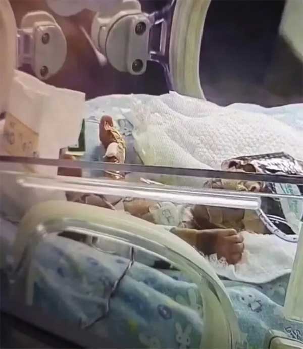 Cô gái cứu sống em bé nặng 820gr ra đời trong nhà vệ sinh máy bay-2