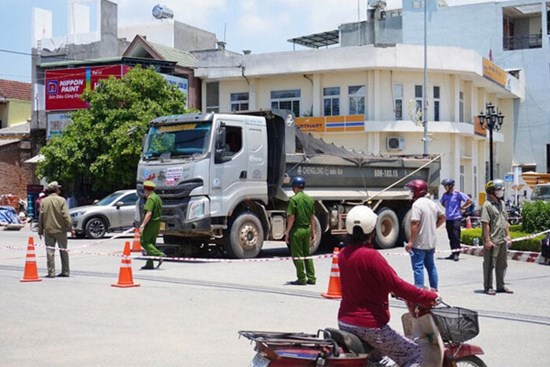 Va chạm với xe tải chở đất, nữ dược sĩ đi xe máy tử vong tại chỗ