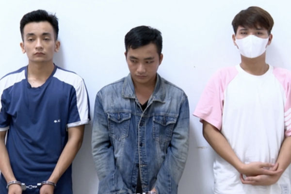 Thấy người yêu làm ở quán karaoke đến khuya, gã trai rủ bạn đánh khách tử vong-1