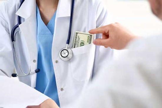 Nữ bác sĩ nước ngoài nhận hối lộ của hàng trăm bệnh nhân ung thư chỉ trong 1 tháng