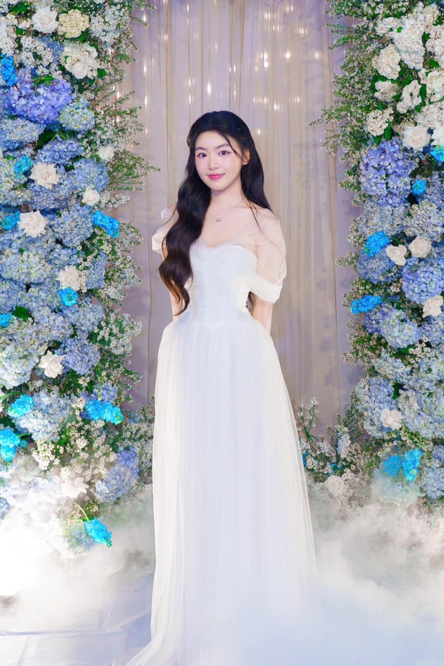 Vì sao màn debut làm người mẫu thời trang của Lọ Lem lại gây tranh cãi đến thế?-5