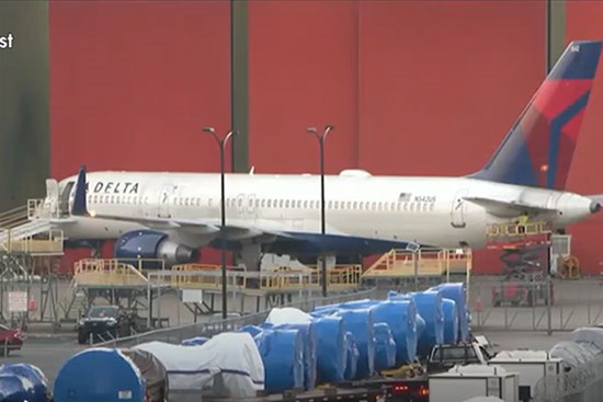 Lốp máy bay bất ngờ phát nổ, hai người thiệt mạng