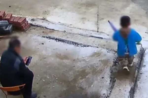 Ông nội mải xem clip trên mạng, cháu trai chết đuối trước mắt mà không biết-1