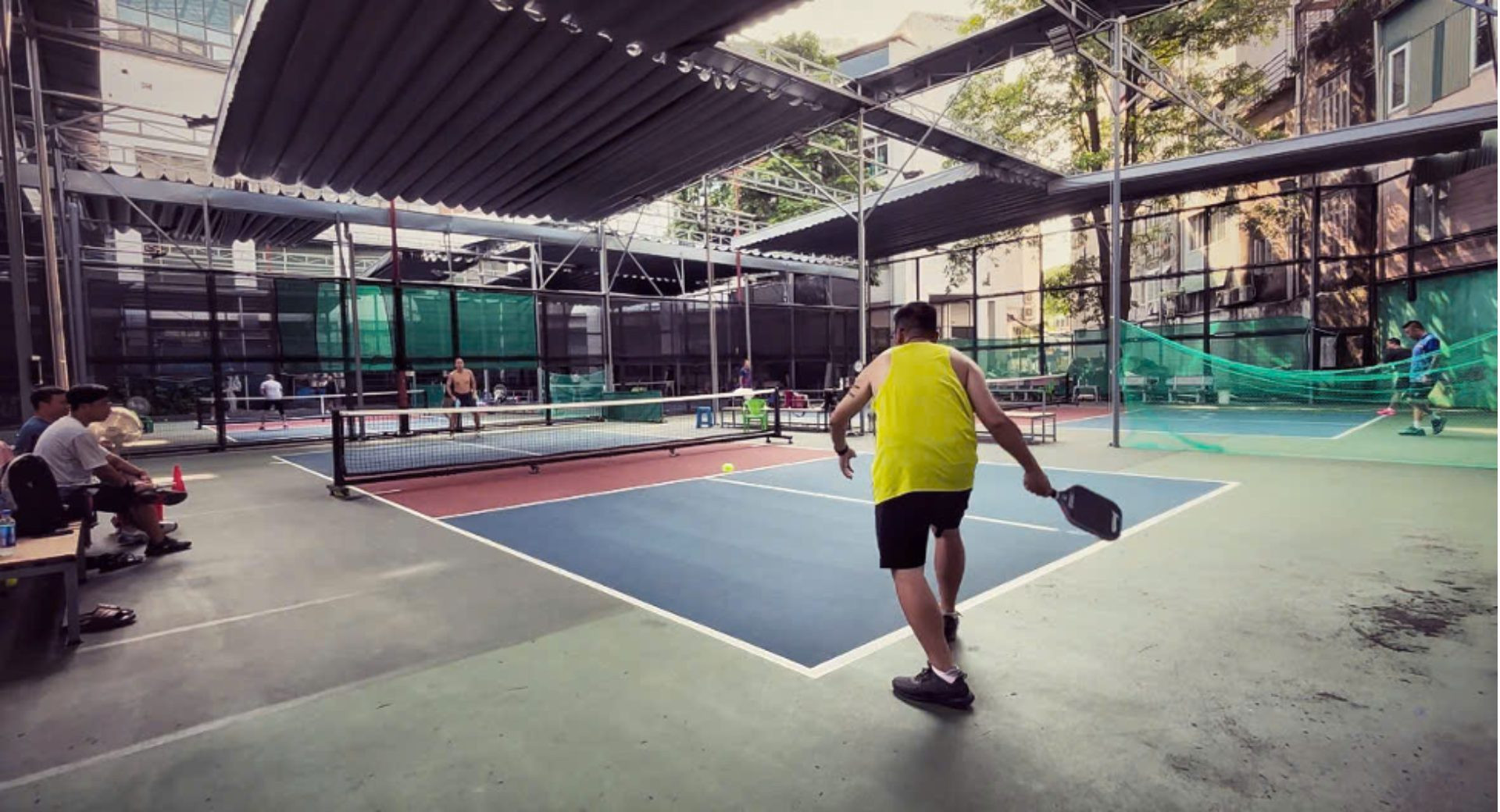 Pickleball dưới góc nhìn của người chơi và... bé cái lầm!-1