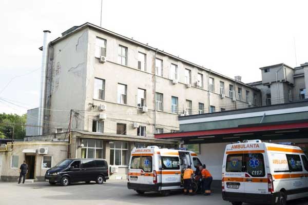 Bác sĩ nước ngoài bị bắt quả tang cầm hơn 1.000 USD của bệnh nhân ung thư-1