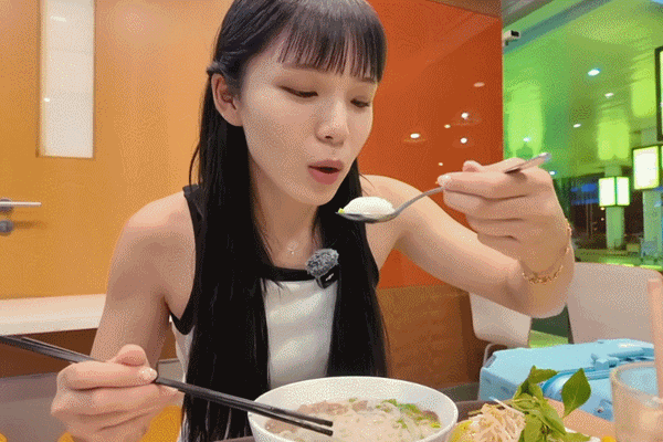Khách Nhật thưởng thức phở giá 150.000 ở sân bay Nội Bài, khen ngon nức nở