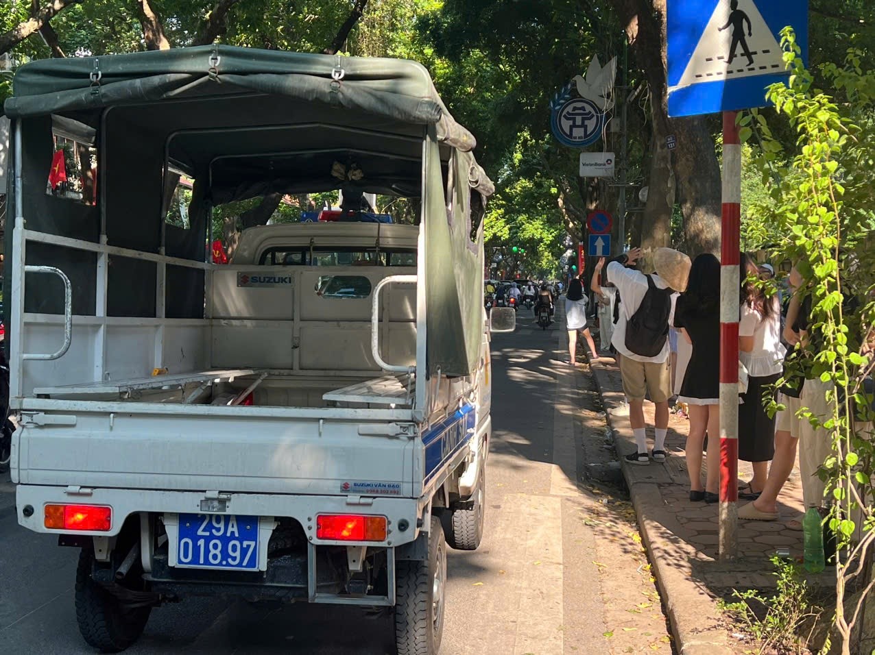 Nhếch nhác con đường đẹp nhất Hà Nội nhiều nàng thơ đổ xô check-in-25