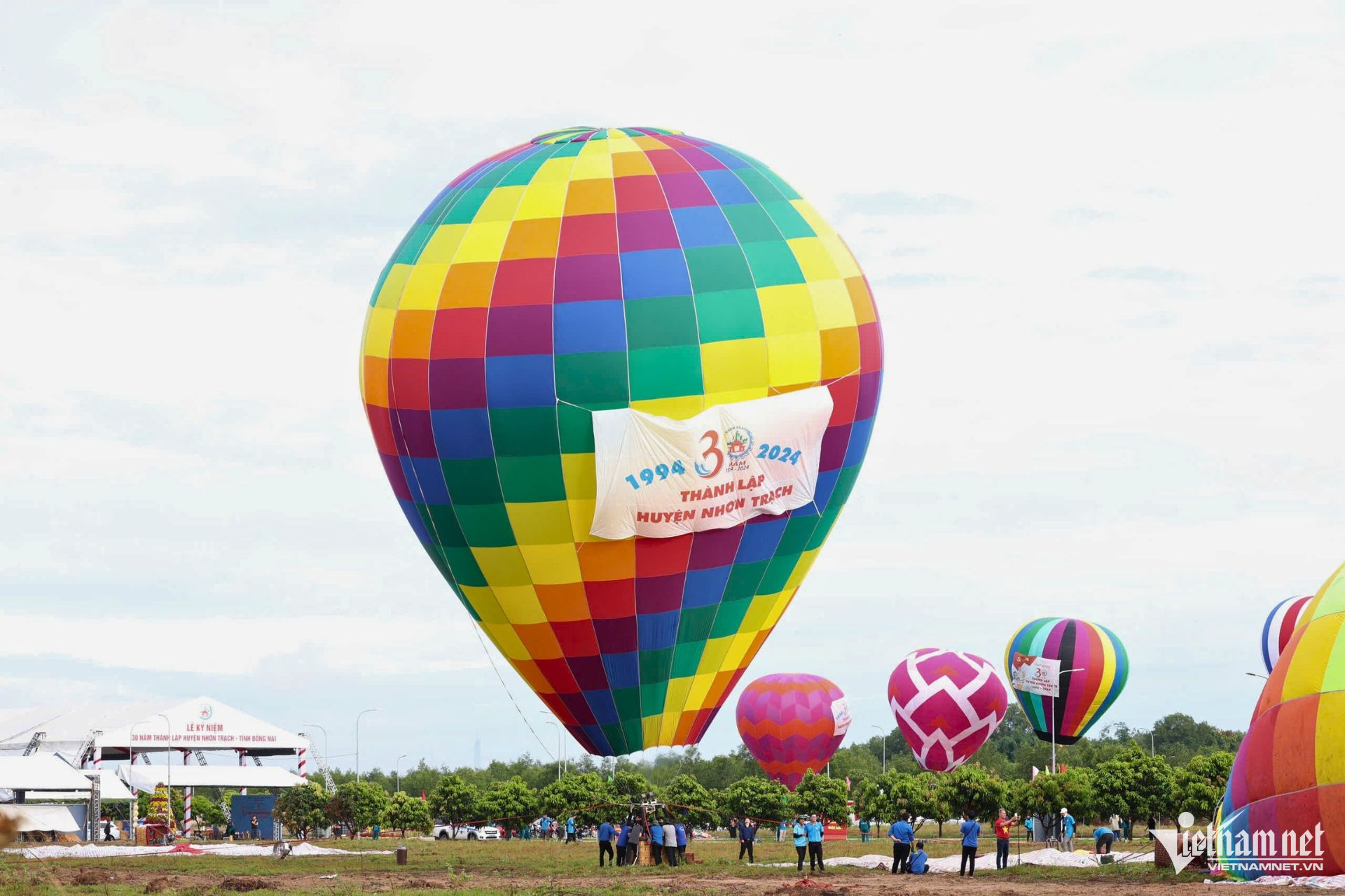 Người dân thích thú trải nghiệm bay khinh khí cầu ở Đồng Nai-3