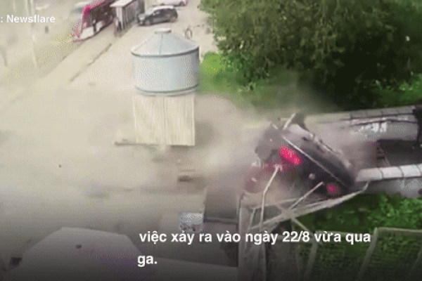 Khoảnh khắc ô tô văng mạnh lên cầu, nhiều người đi bộ thoát nạn trong gang tấc