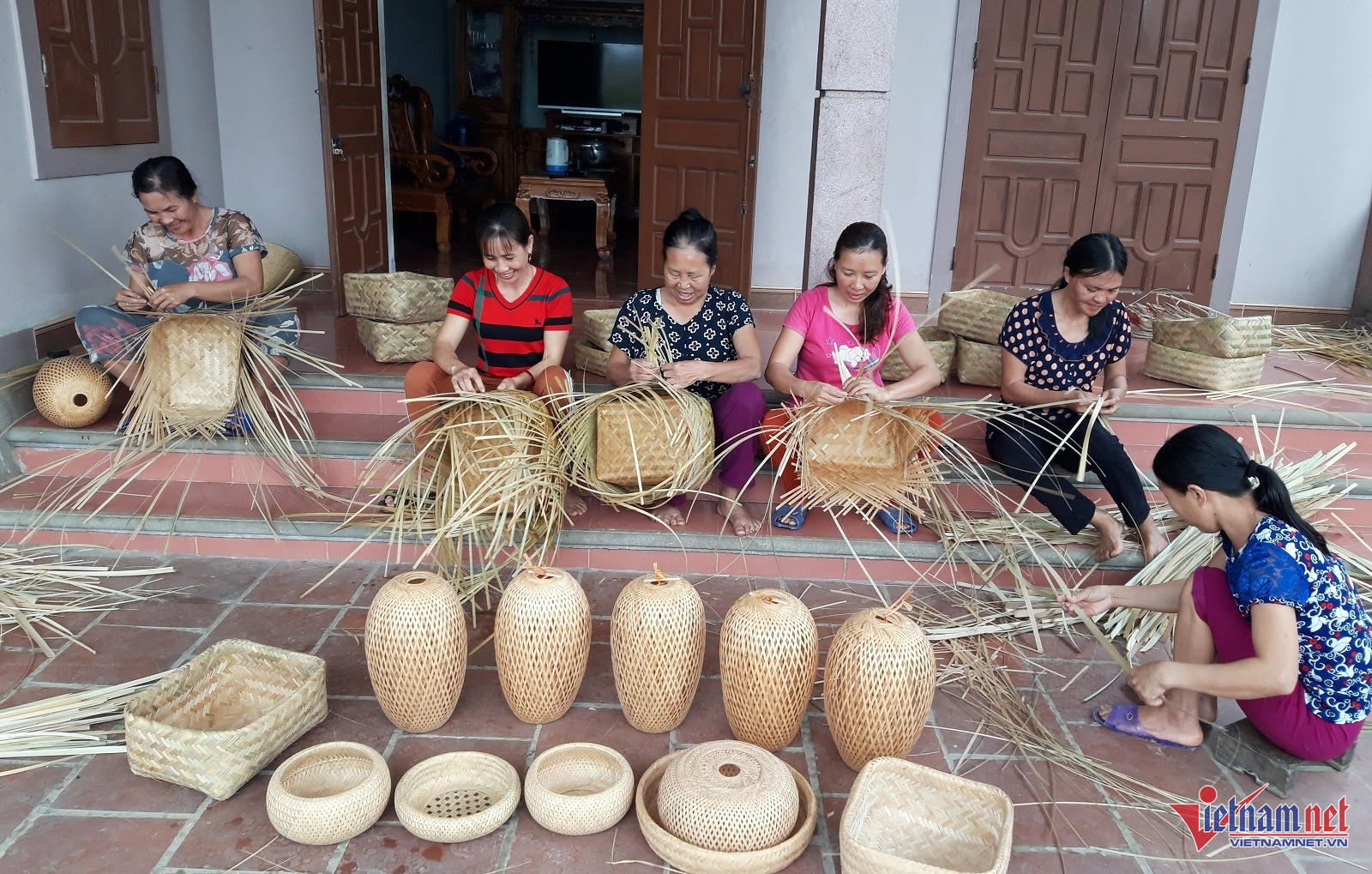 Cựu binh Nghệ An một mình đi khắp nơi học hỏi, đưa hàng mây tre đan ra thế giới-1